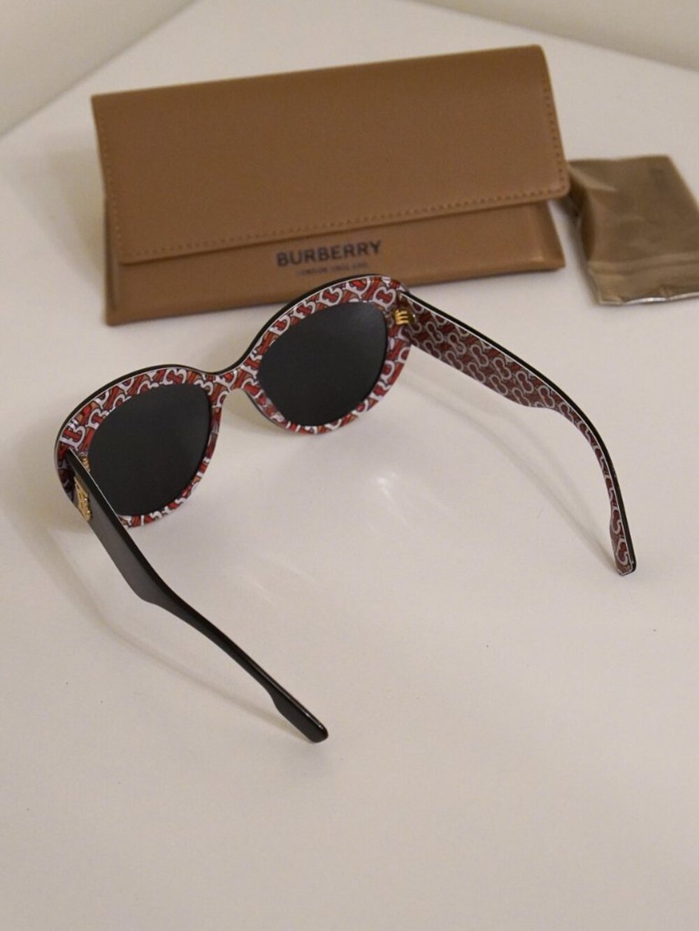 CAT EYE BURBERRY SUNGLASSES IN BLACK COLOR - Picture 3 of 10